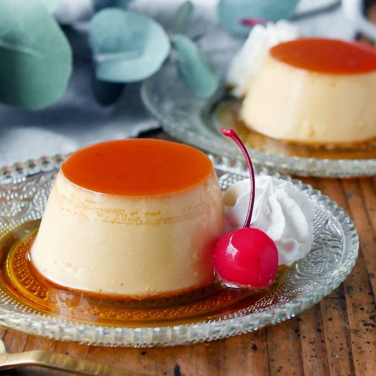 ガラスの器に盛り付けたプリン