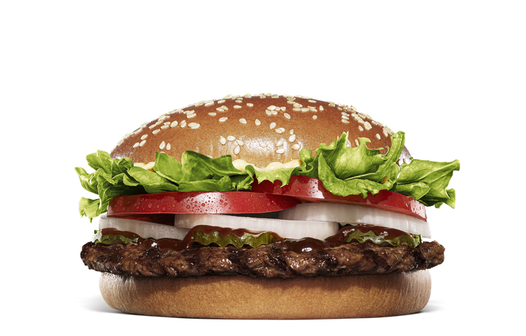 お肉、玉ねぎ、トマト、レタスなどがサンドされたバーガー