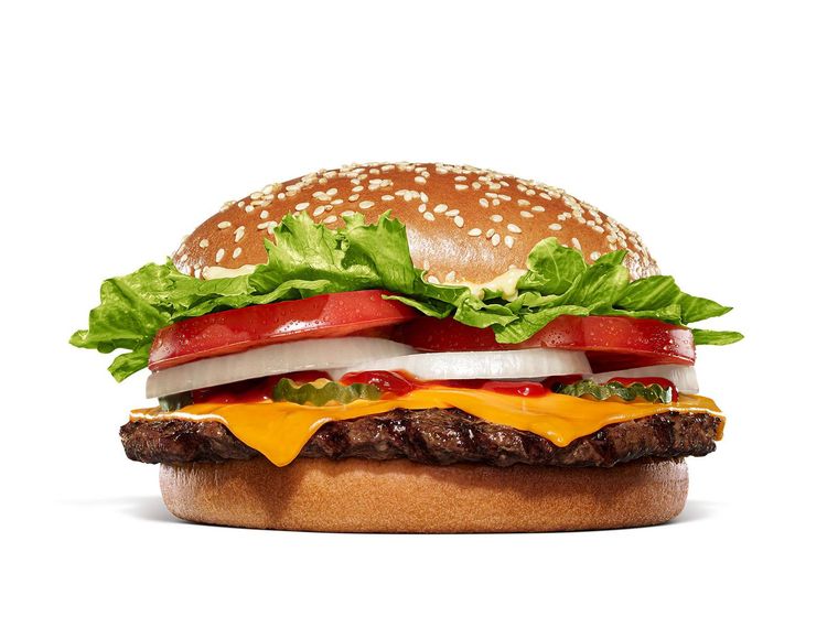 玉ねぎ、レタス、トマト、お肉、チーズなどがサンドされたバーガー