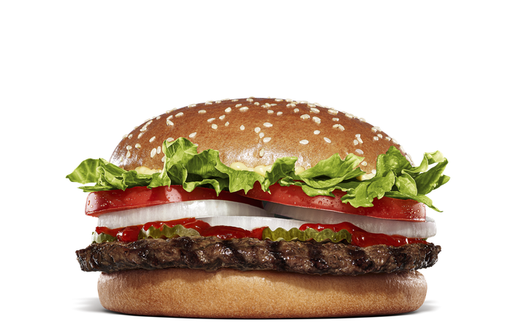 お肉、玉ねぎ、トマト、レタスなどがサンドされたバーガー