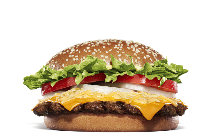 玉ねぎ、トマト、お肉、チーズ、レタスなどがサンドされたバーガー