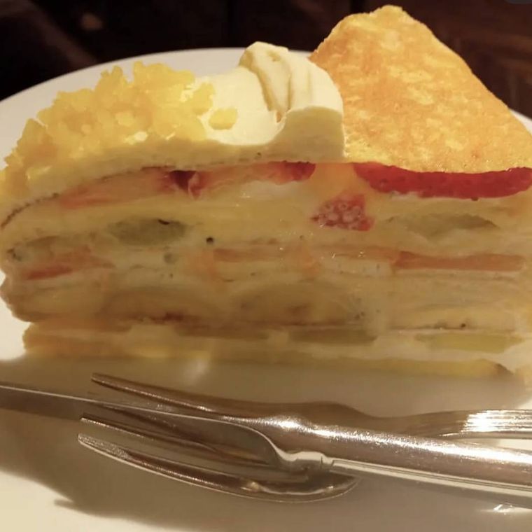 たっぷりのフルーツが重なった、ハーブスアトレ吉祥寺店の名物ミルクレープ