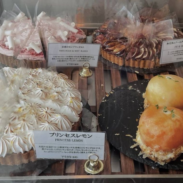 プリンセスタルト吉祥寺ショーケースに並ぶ、旬のフルーツを使ったタルトたち