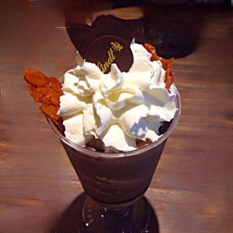 たっぷりのホイップクリームとチョコレートのあしらいが美しいパフェ