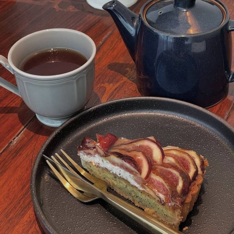 高級感のあるグレーのトレーにのった、無花果とアールグレイギリシャヨーグルト