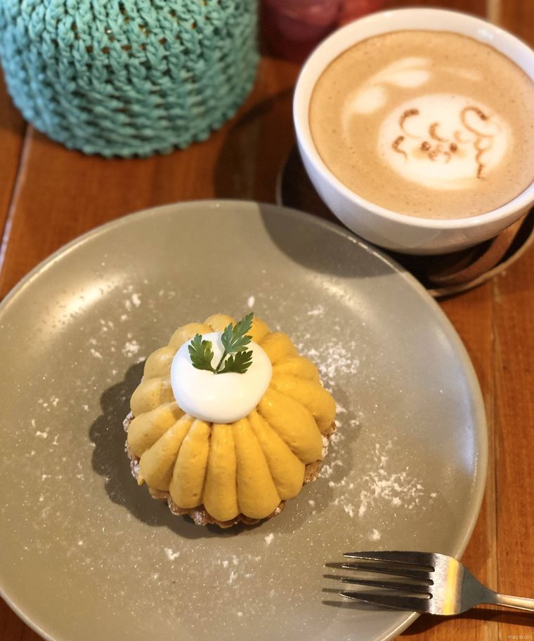 かぼちゃ君ちのモンブランとカフェラテにフォークが添えられている様子