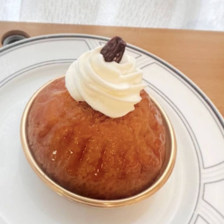 ころんと丸い形、生クリームが絞られたサヴァラン