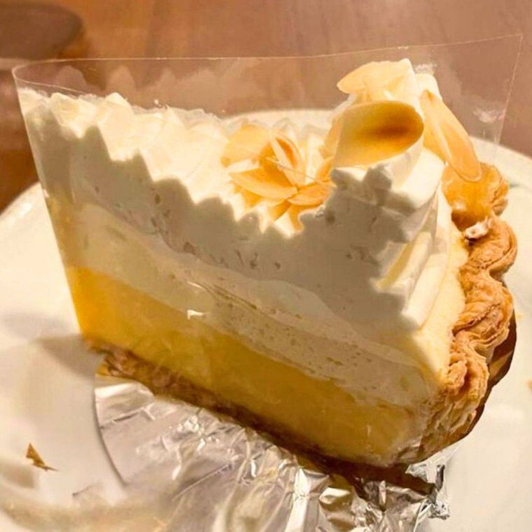 レモンクリームとホイップクリームの2層が重なった、多奈加亭 吉祥寺のレモンパイ