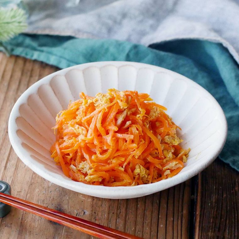 皿に盛られたにんじんしりしり
