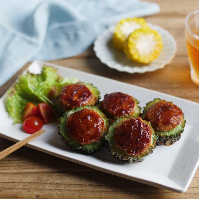 白い皿にのったチーズ入りゴーヤバーグ