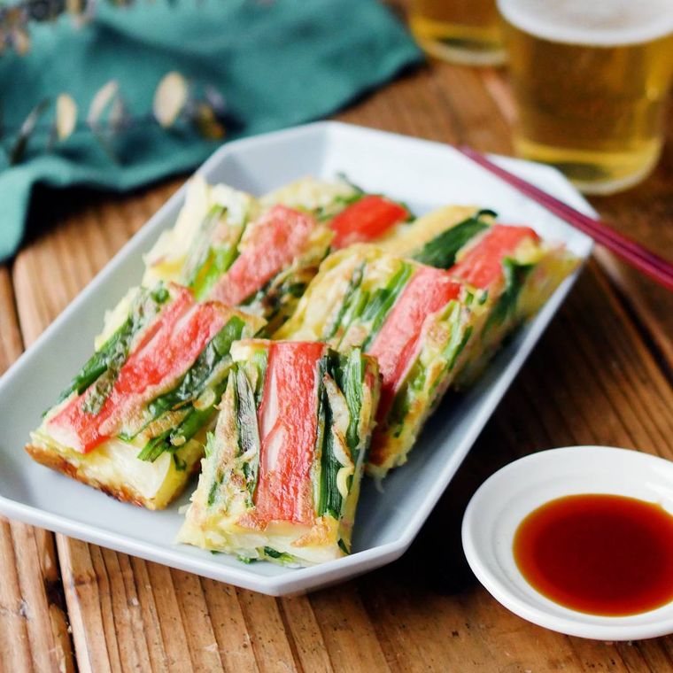 皿に盛ったカニカマチーズチヂミ