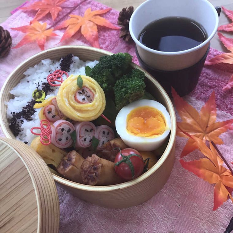 わっぱ弁当の中に入れられた、カニカマりんごを使うおかず3種