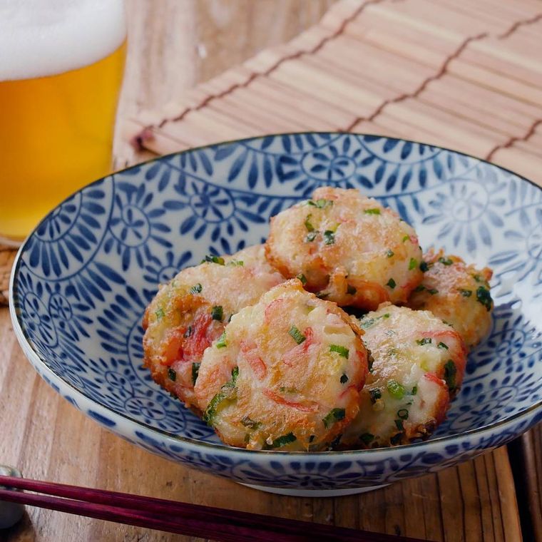 青い模様入りの鉢皿に盛られた、はんぺんとカニカマのチーズ揚げ