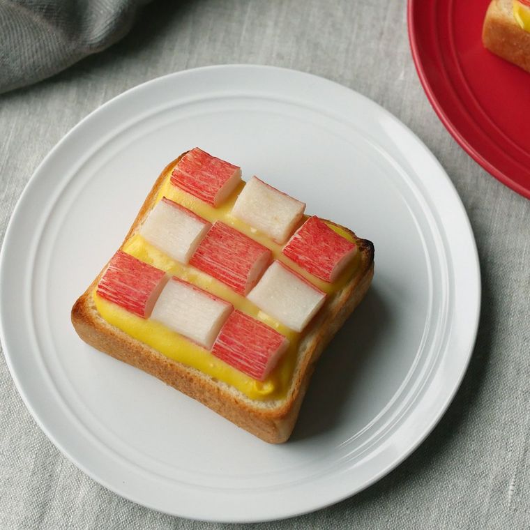 白いプレートに盛られた、カニカマコーンクリームトースト