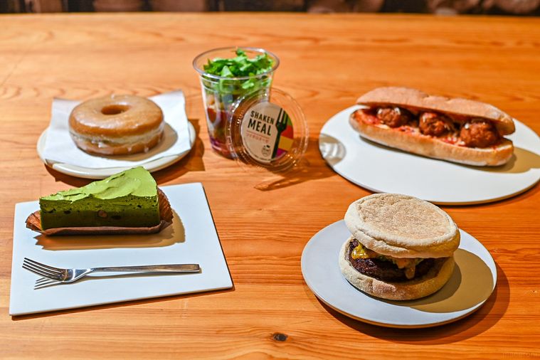 スタバ新作プラントベースフード5種を実食!みんなに愛される鉄板ドーナツも変身の画像