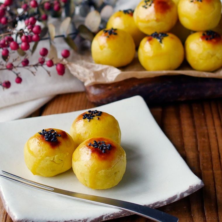 白色の四角の皿に盛られたひとくちスイートポテト