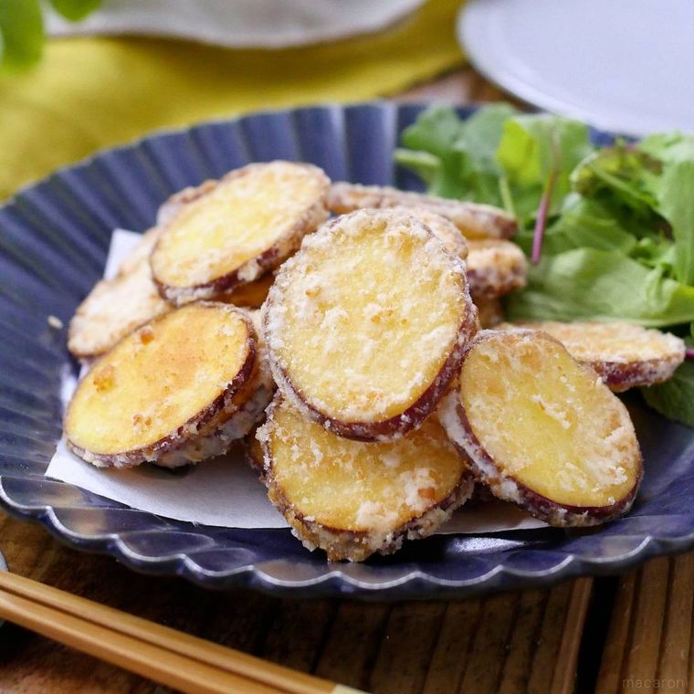 紺色の花型の皿に盛られたさつまいもの唐揚げ