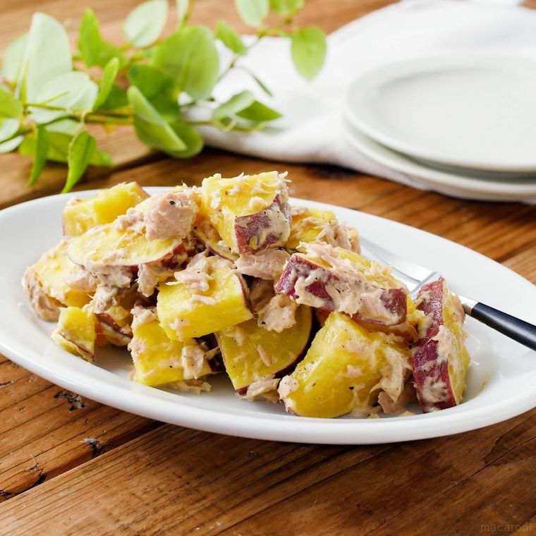 白色の楕円の皿に盛られたさつまいものツナマヨサラダ