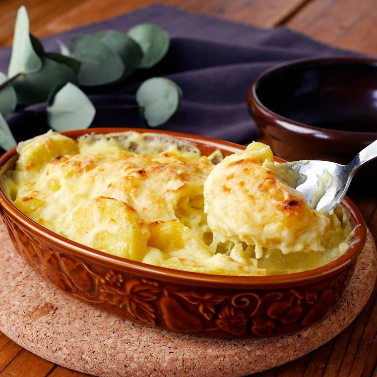 茶色のグラタン皿に入ったさつまいものクリームグラタン