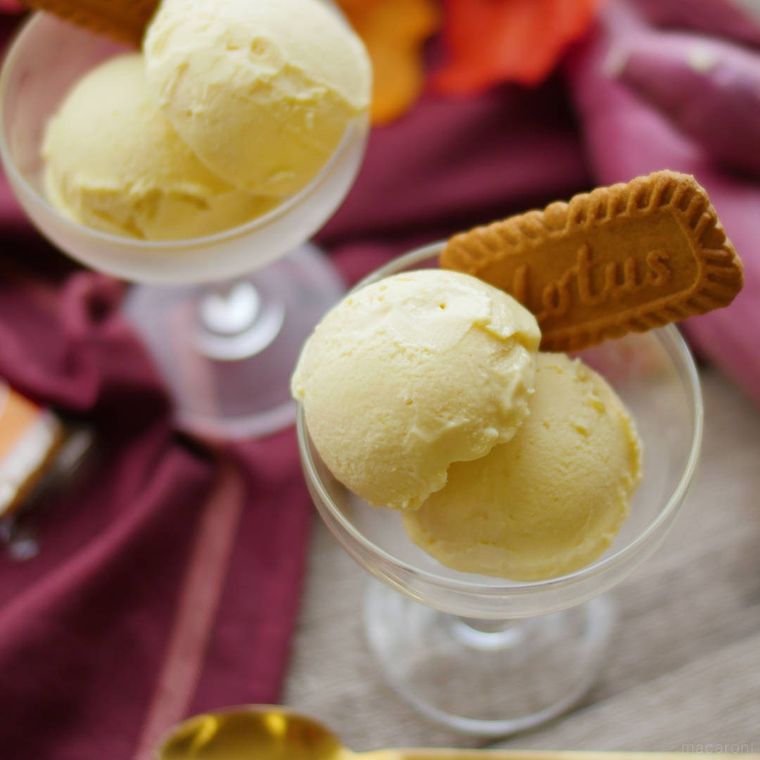 脚付きのガラスの器に盛られた焼き芋アイスクリーム