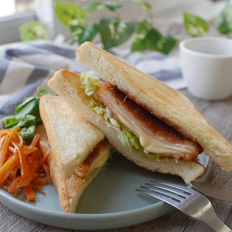 皿に盛り付けたミルフィーユハムカツのトーストサンド