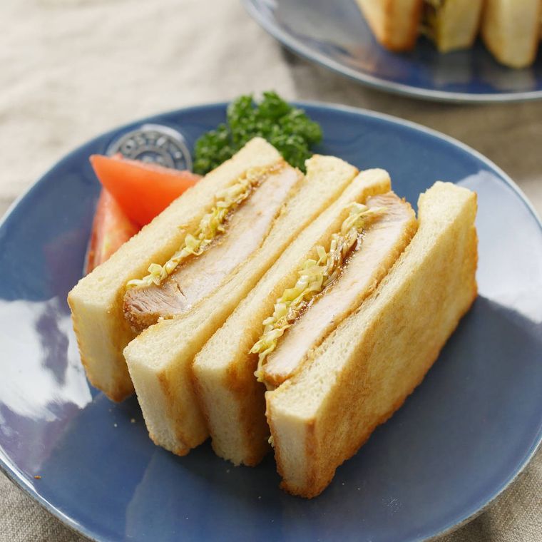 青い皿に入ったカツサンド