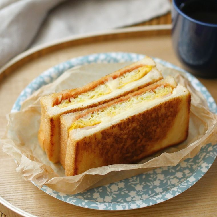 水色の花柄の皿にのった韓国屋台風トースト