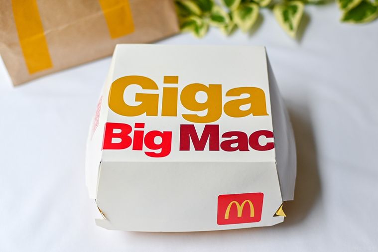 数日間しか食べられない幻のギガビックマック®。本気を感じる巨大さにマクドナルドファンも騒然の画像