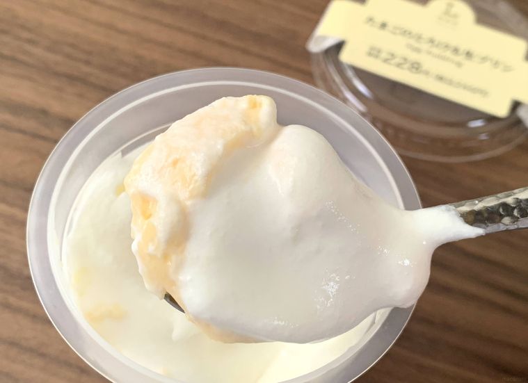 ローソンたまごのとろける生プリンをスプーンですくう様子
