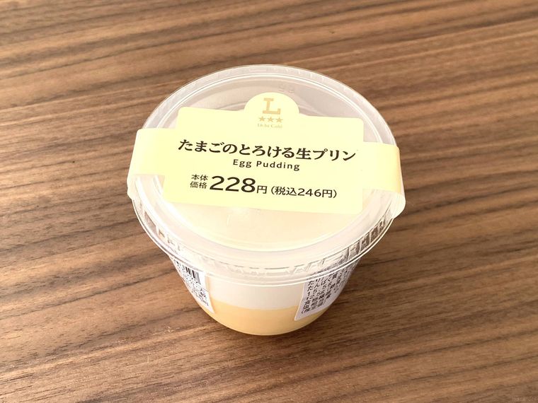 ローソンたまごのとろける生プリンがテーブルに置いてある