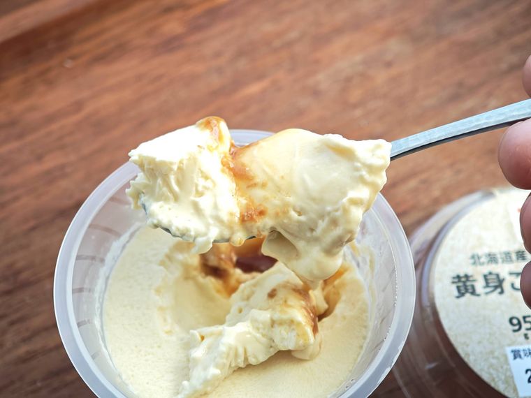 プリンをスプーンでとっている様子