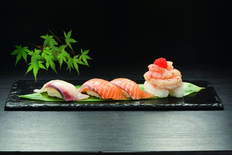 くら寿司で「特大切り特盛フェア」開催中!生サーモンや赤えびなどの豪華海鮮ネタがお得に味わえるの画像