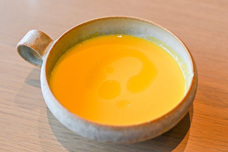 鳥羽シェフ考案「トバグリドル」が誕生!青山「ホテルズ」の新感覚モーニングバーガーの画像
