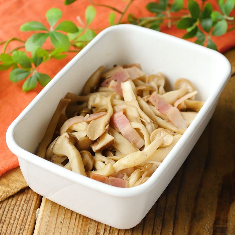 琺瑯容器に入れたきのこのバタポン炒め