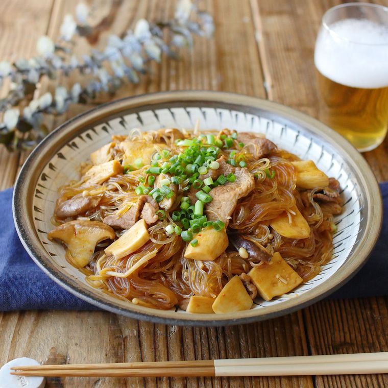 平皿に盛られ、小口ねぎをトッピングしたきのこと豚肉の春雨煮