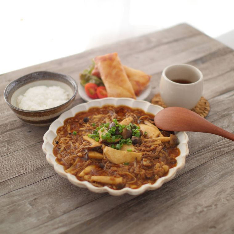 白い皿に盛られ、小口ねぎをトッピングした3種の麻婆きのこ