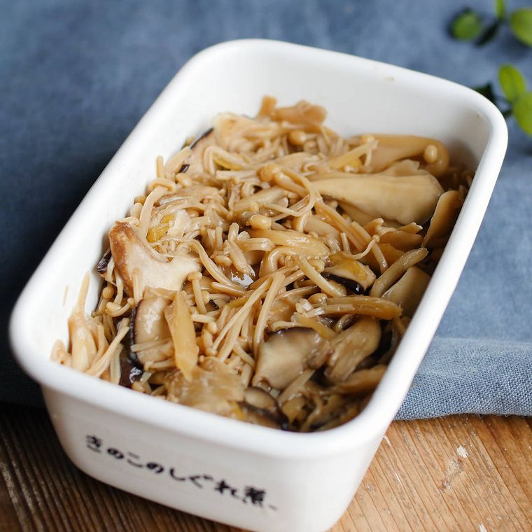 琺瑯容器に入れたきのこのしぐれ煮
