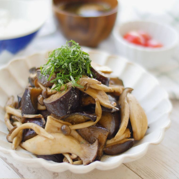 大葉をトッピングして器に盛ったなすとたっぷりきのこのしょうが焼き