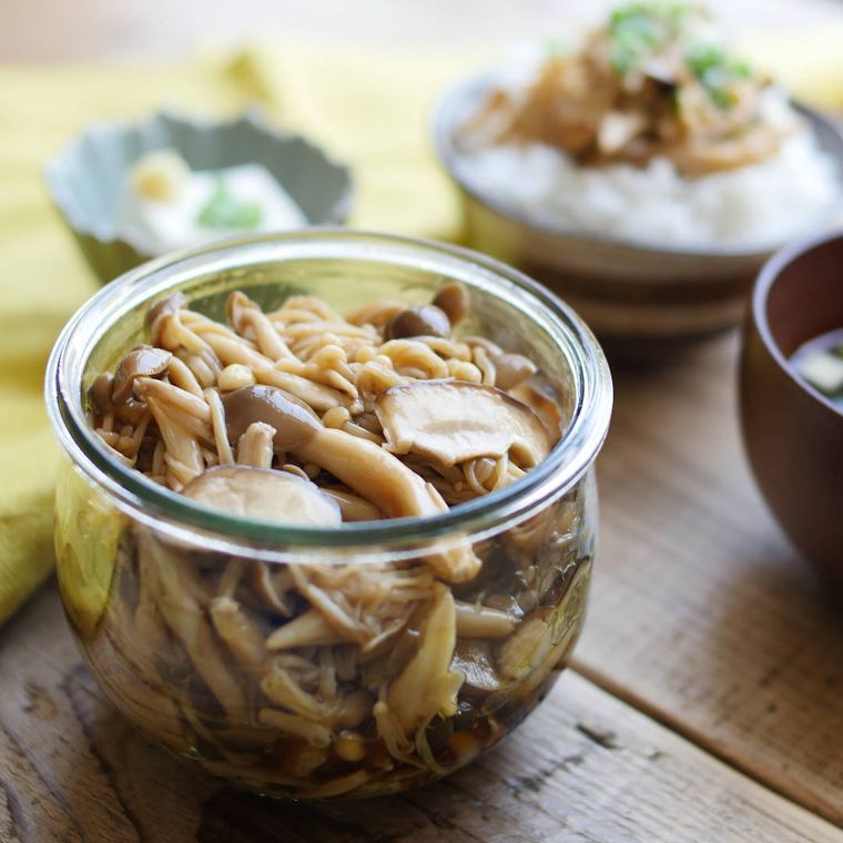 ガラス瓶に詰められた、きのこのしょうゆ漬け辛煮