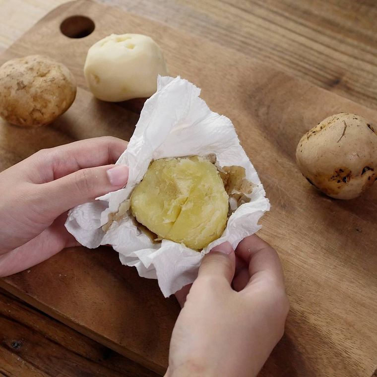 じゃがいもの皮をむいている