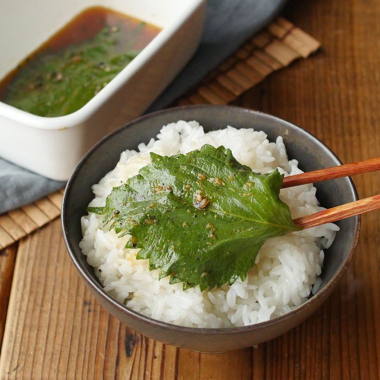 大葉でごはんを包もうとしている