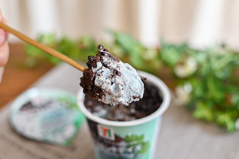 セブンイレブンのチョコミントアイスをスプーンですくっているところ