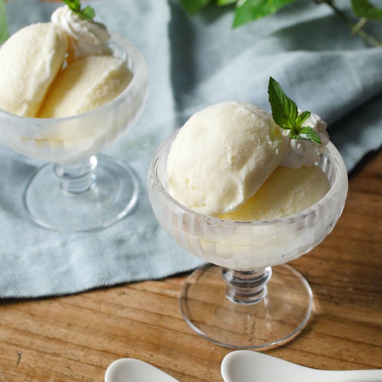 アイスがのっているグラスが2つ並んでおり、白いスプーンが2本添えられている様子