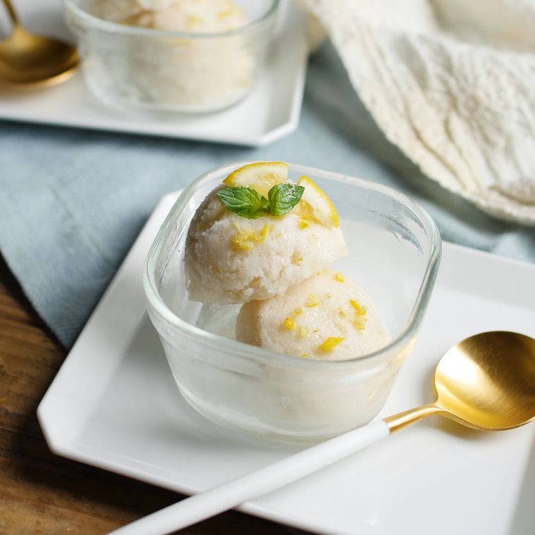 器に盛られた甘酒レモンシャーベット