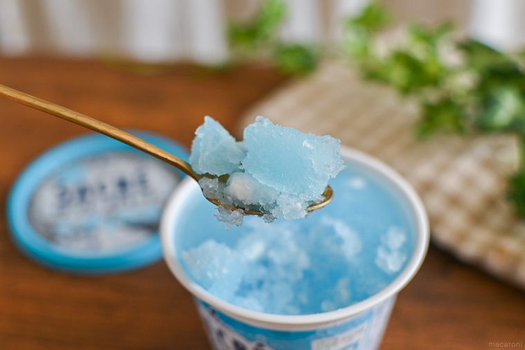 サクレフロート ソーダバニラをスプーンですくっているところ