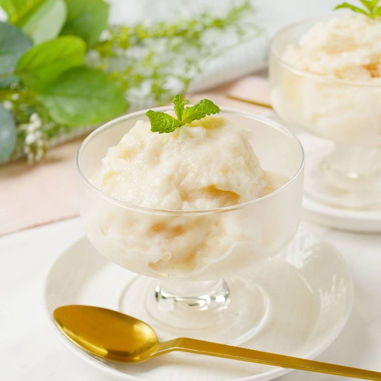 器に盛られた桃のヨーグルトシャーベット