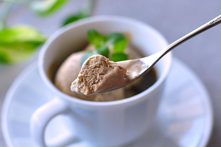 紅茶アイスクリームをスプーンですくった様子