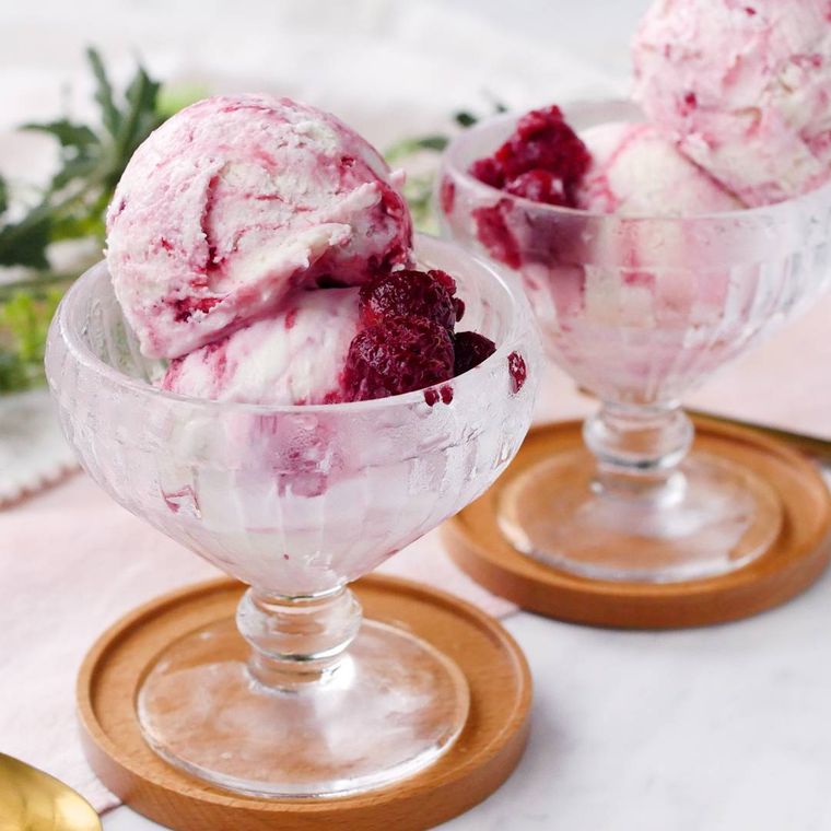 器に盛られたラズベリーとクリームチーズのアイス