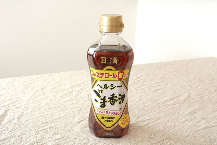 テーブルに置かれたごま油