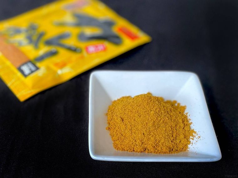 白色の皿に盛られたカレー粉